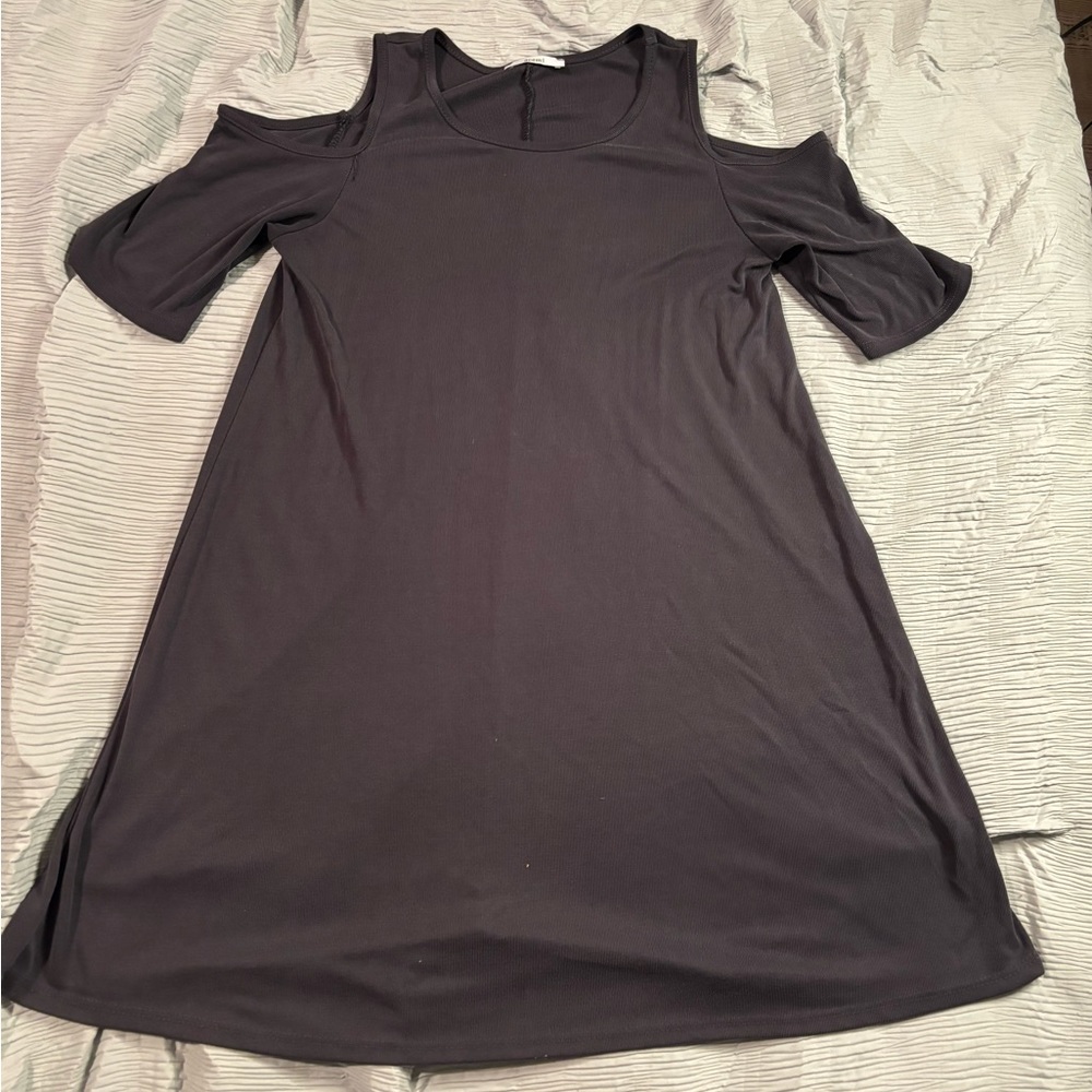 Gray loose dress.